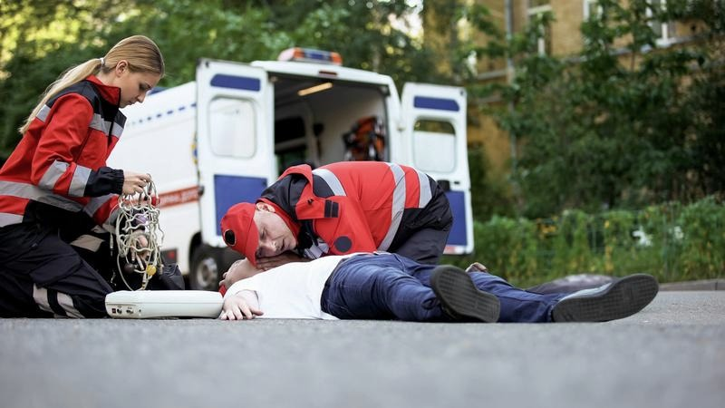 Czy można wezwać pogotowie do pijanego? Kiedy liczy się szybka pomoc medyczna
